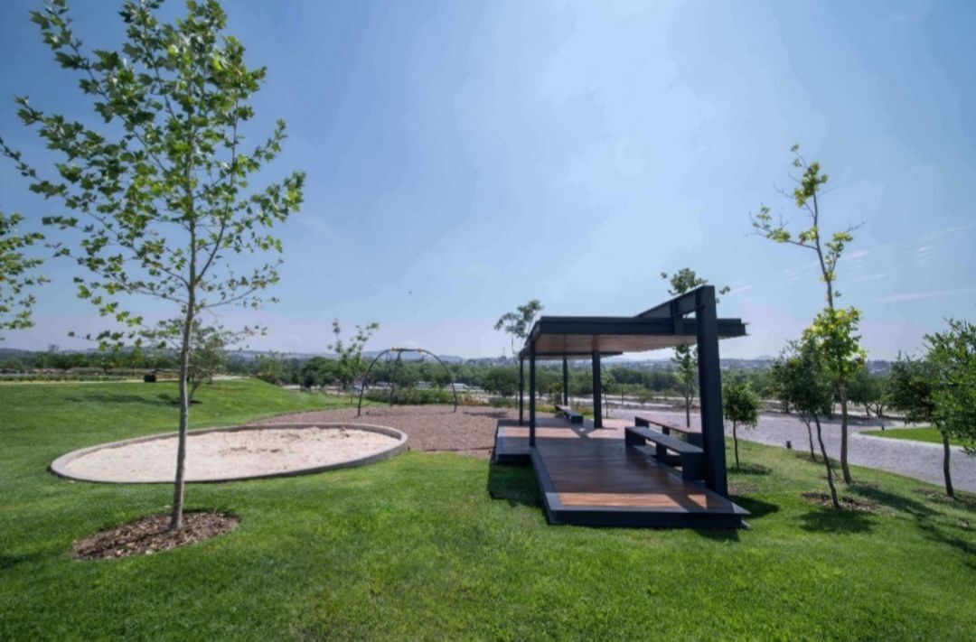 17 de 20: Zona de pérgola y arenero infantil