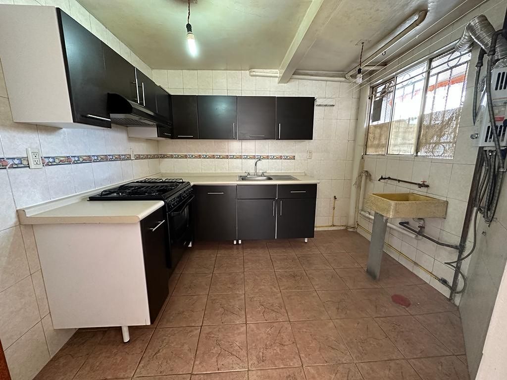 4 de 7: Cocina integral y área de lavado