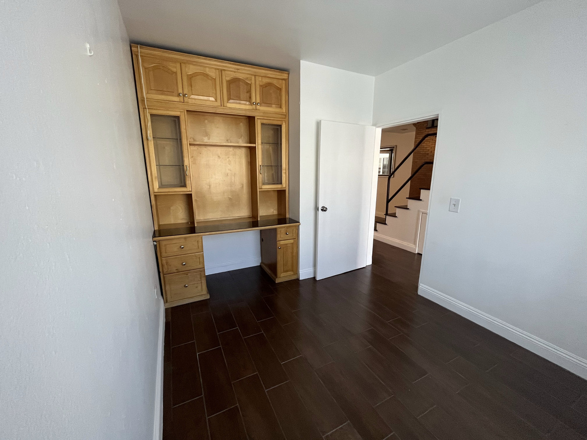 5 of 43: Estsudios, con mueble completo de  escritorio.