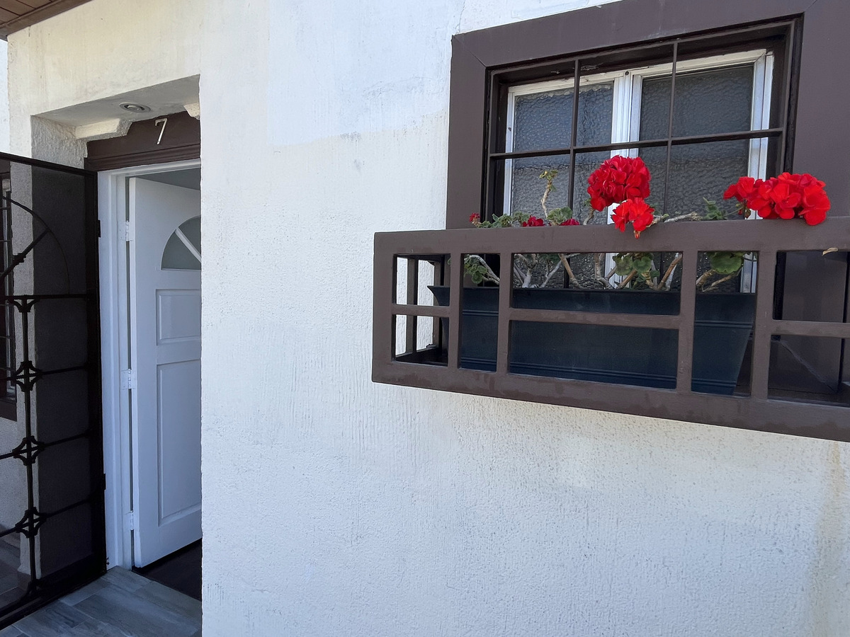 3 of 43: Entrada, con doble puerta.