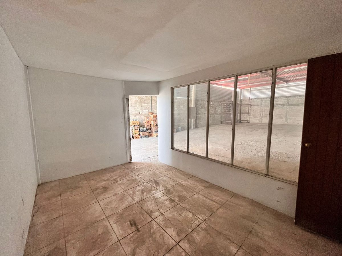 3 de 7: Pequeña área de oficinas desmontable con tablaroca.