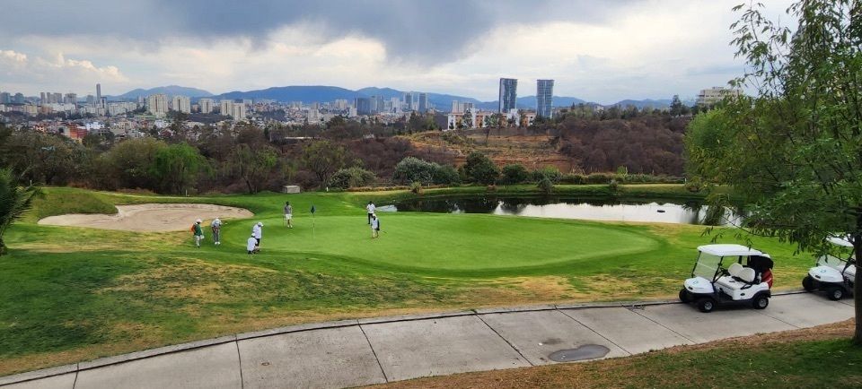Espectacular Terreno Directo a Campo de Golf en Bosque Real Lote Plano., foto 1 de 5
