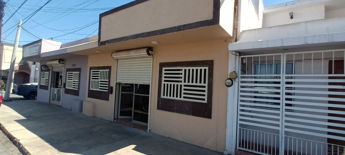 Sobre Ave. Universidad frente a El Diario de Coahuila