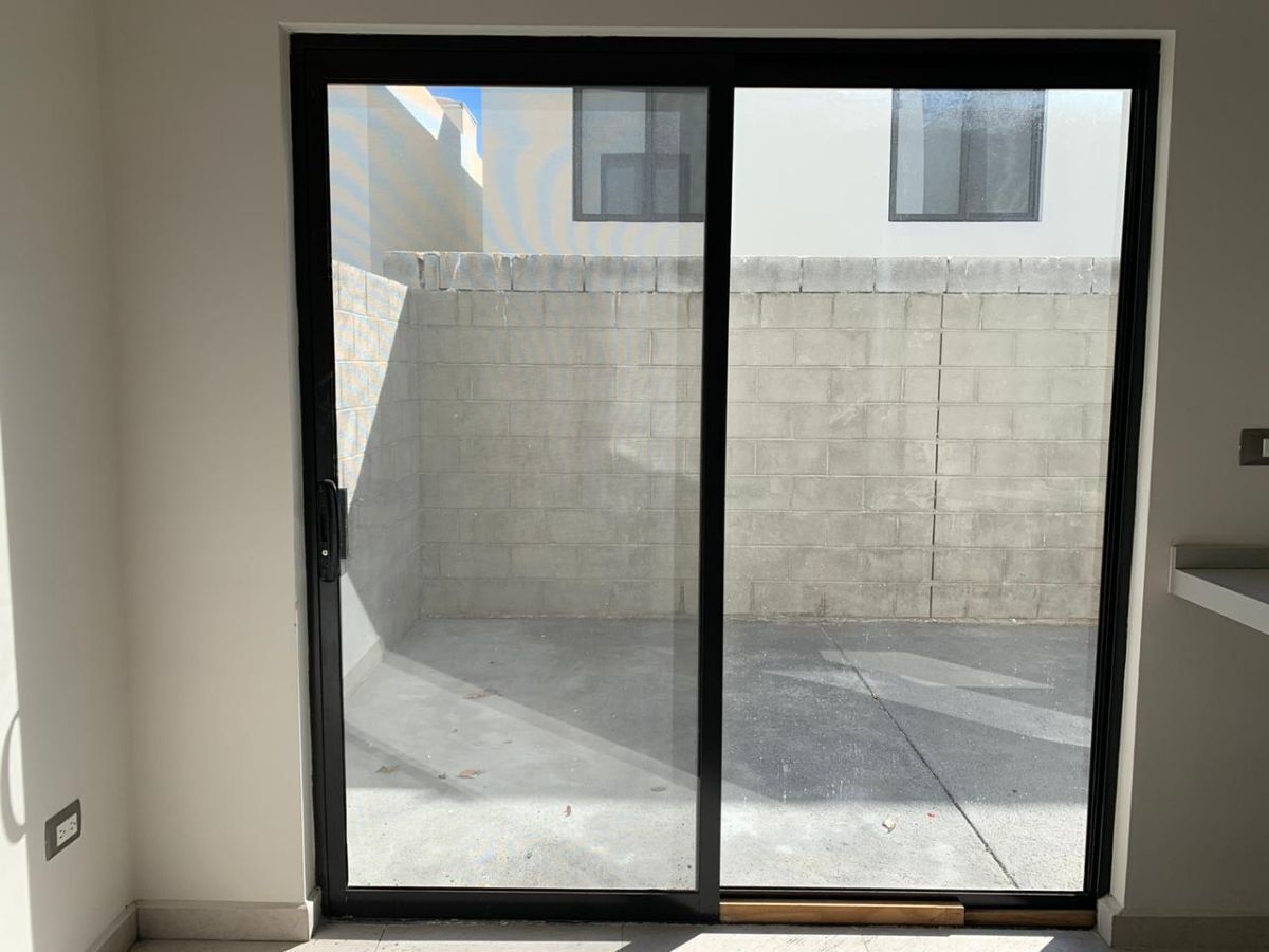 3 de 28: Acceso a patio por comedor