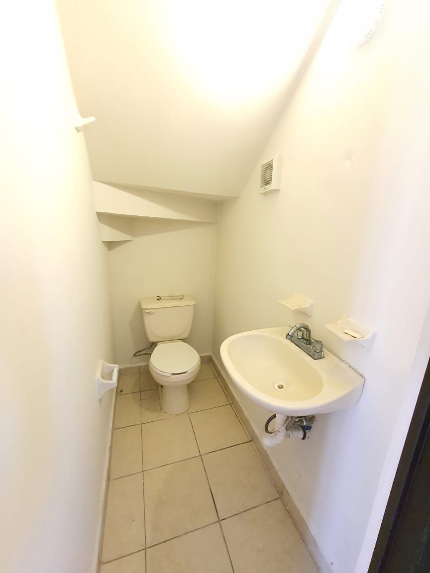 9 de 22: BAÑO DE VISITAS