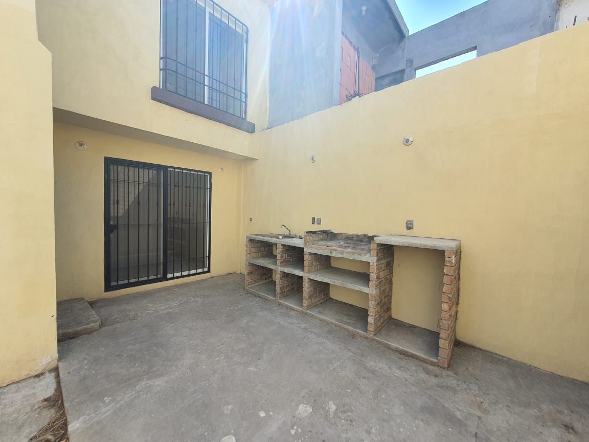 21 de 22: PATIO CON ASADOR Y  PUERTA DIVISORA DE VIDRIO CON REJA