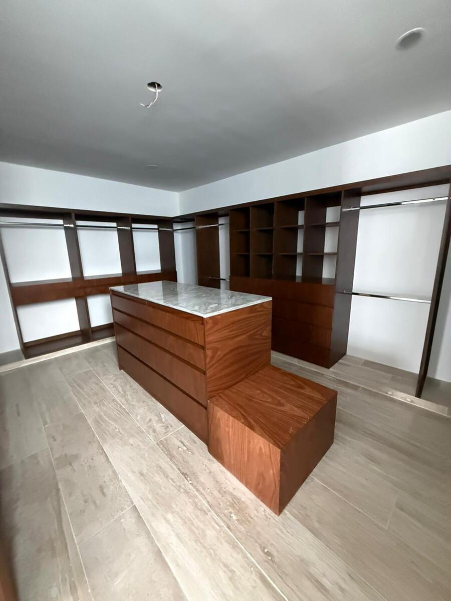 8 de 17: Closet Recámara Principal