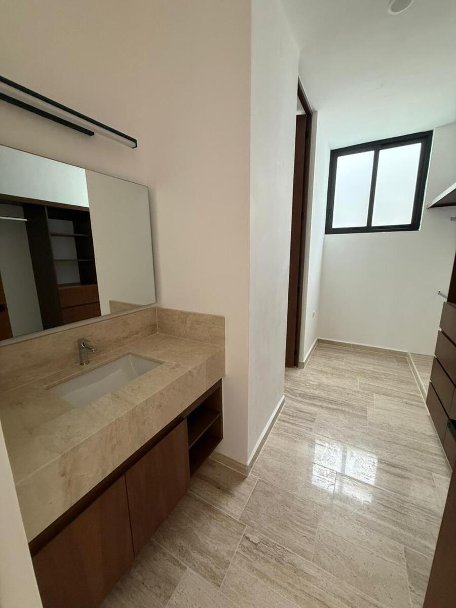 10 de 17: Baño Tercera Recámara