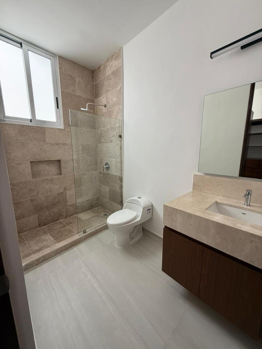 12 de 14: Baño Cuarta Recámara