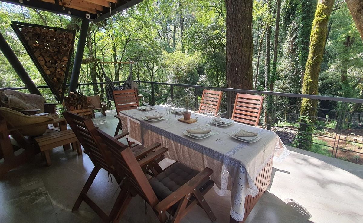 3 of 50: Terraza con comedor externo