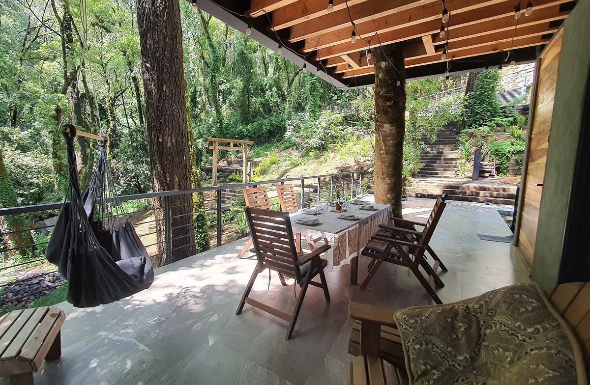 2 of 50: Terraza con comedor externo