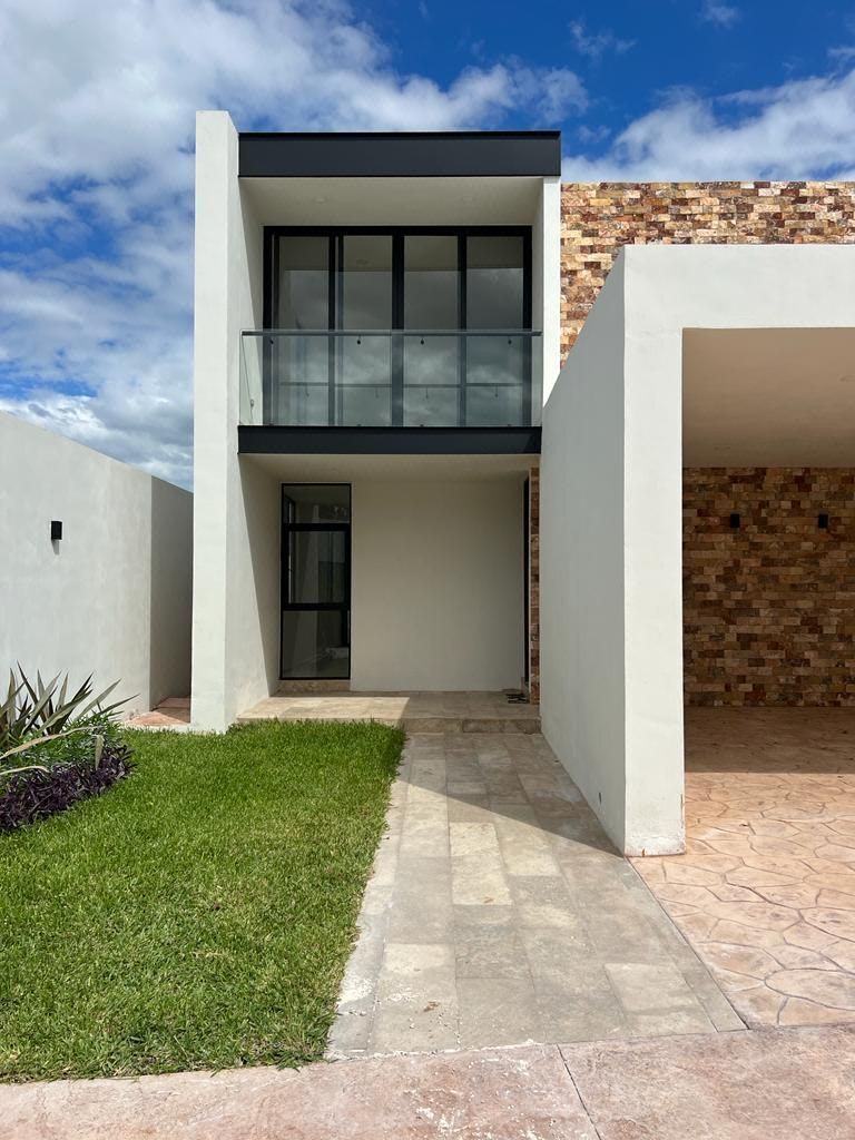 Casa en Venta de Entrega Inmediata de 3 Recámaras en Cholul con Estudio