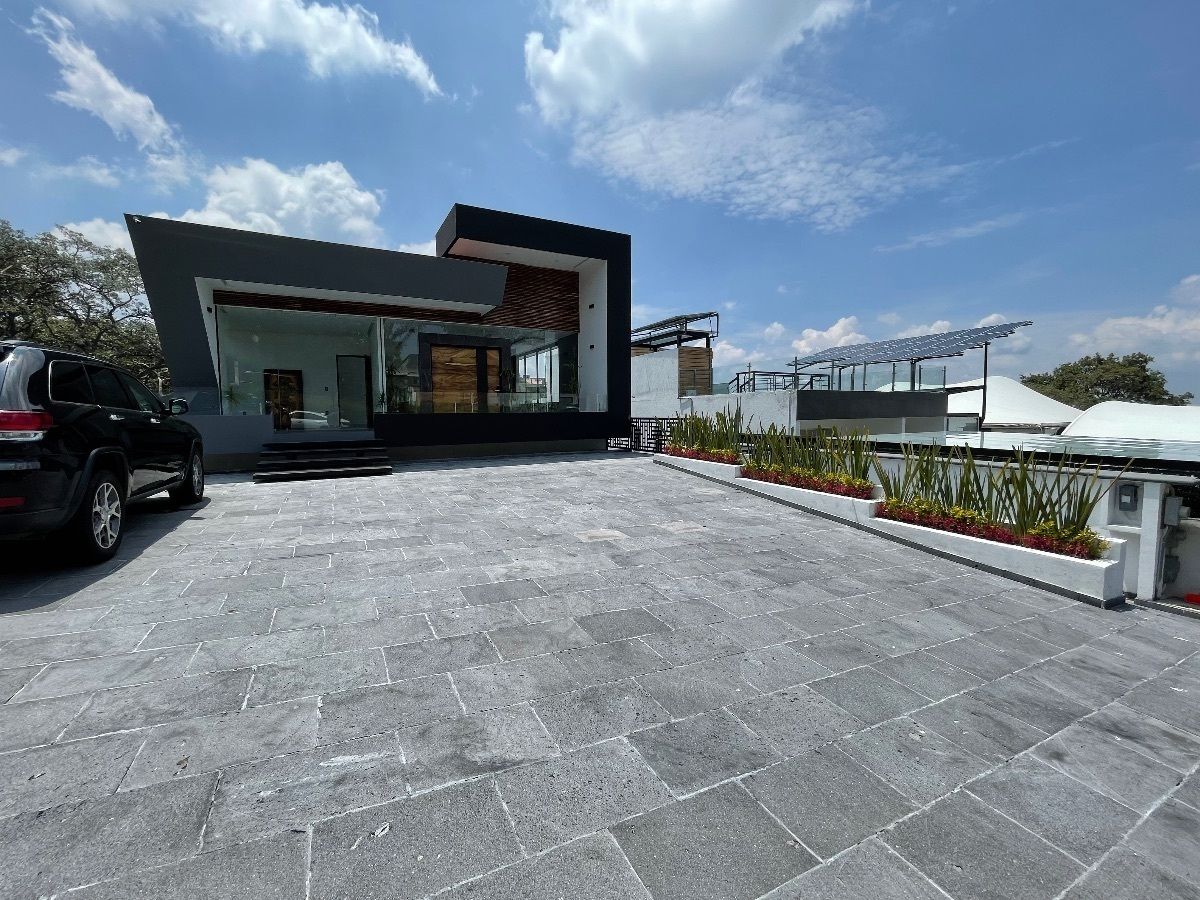 28 de 39: Fachada estacionamiento