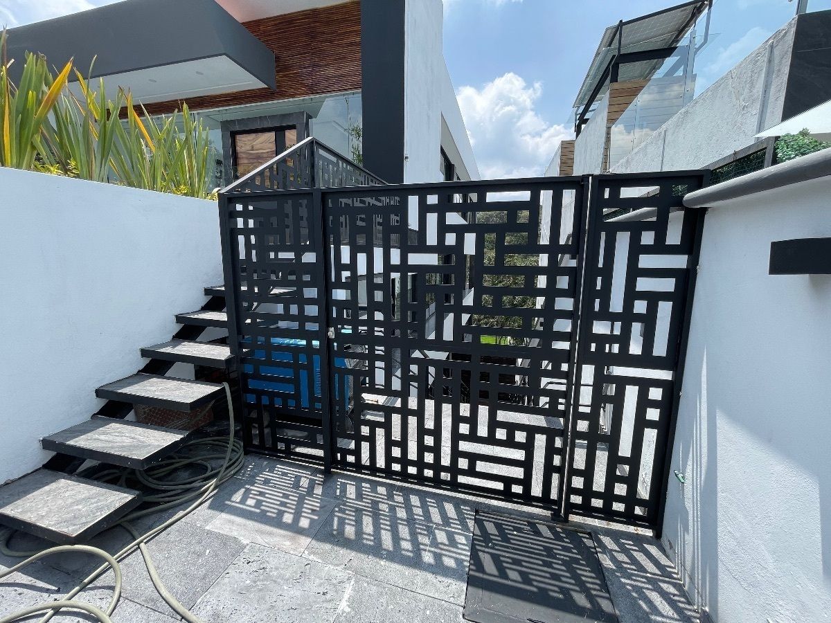 29 de 39: Acceso lateral al jardin