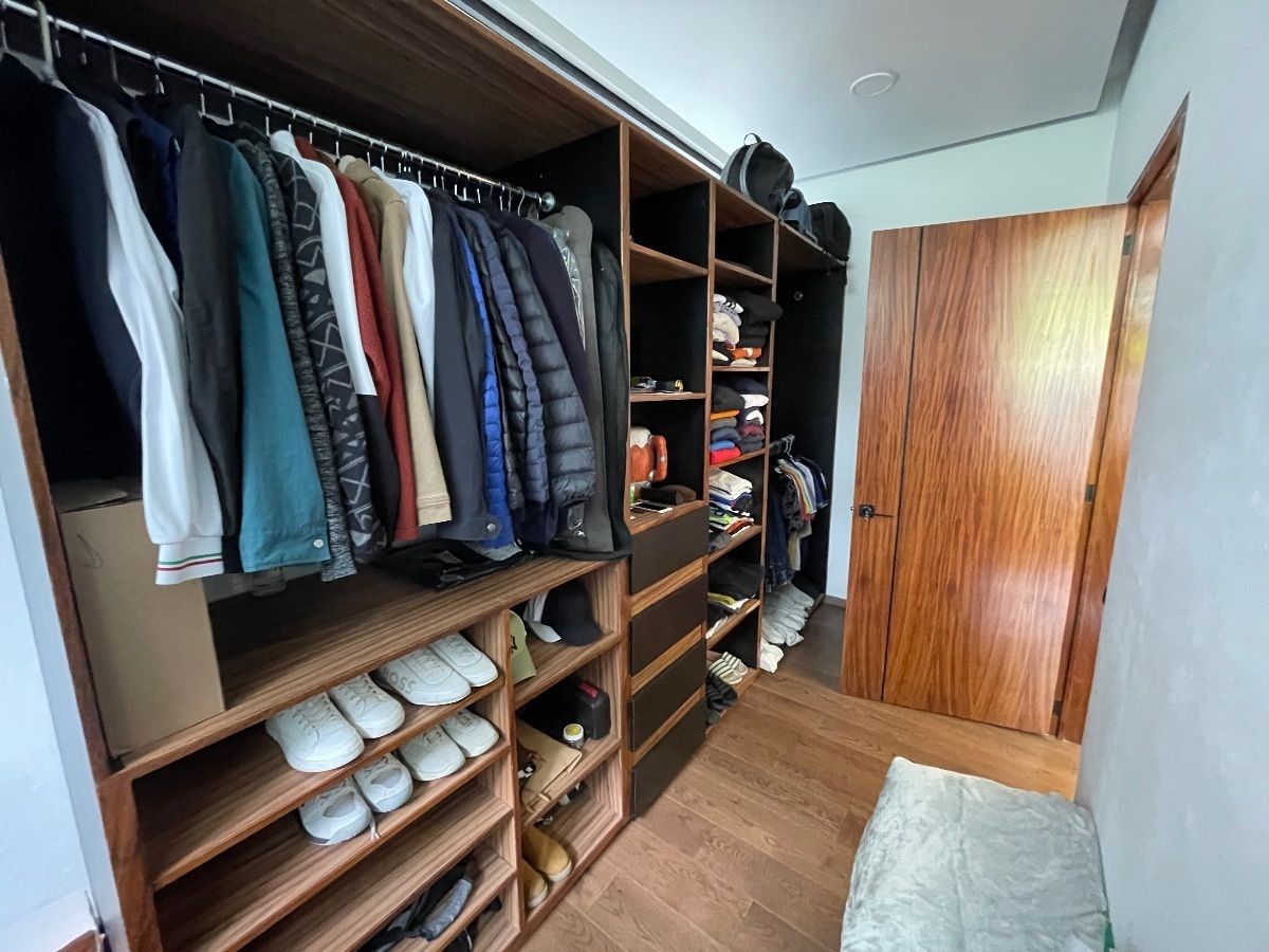 25 de 39: Recámara secundaria 2, Vestidor