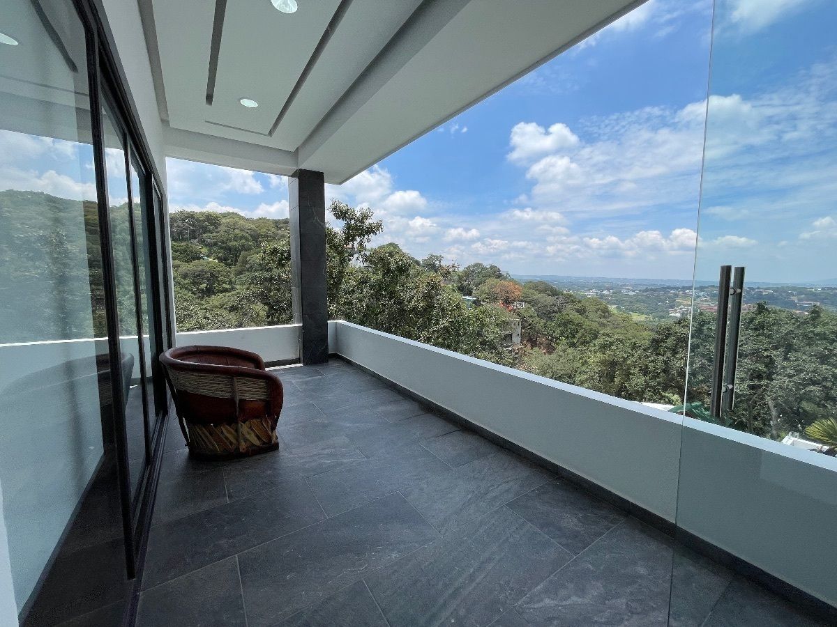 18 de 39: Recámara principal, balcón