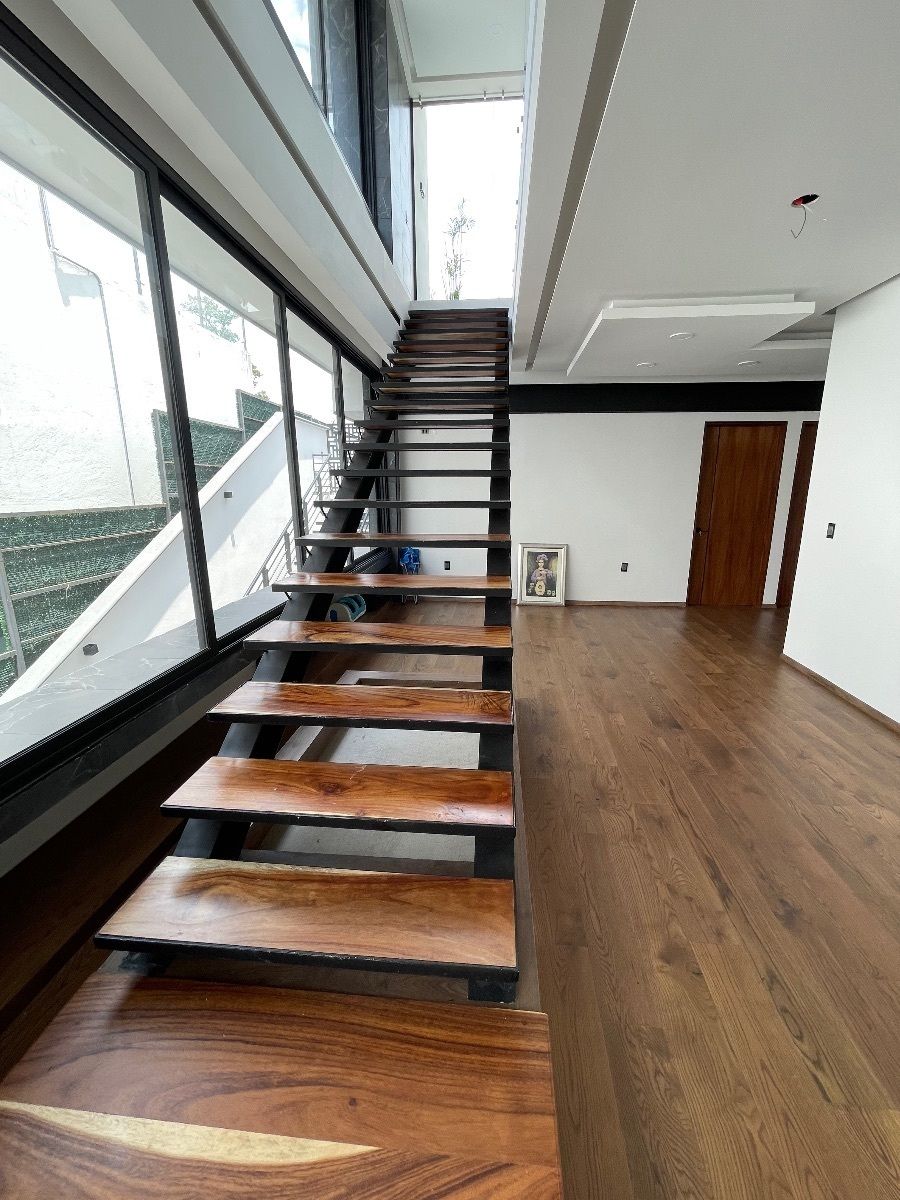 12 de 39: Escalera a recámaras