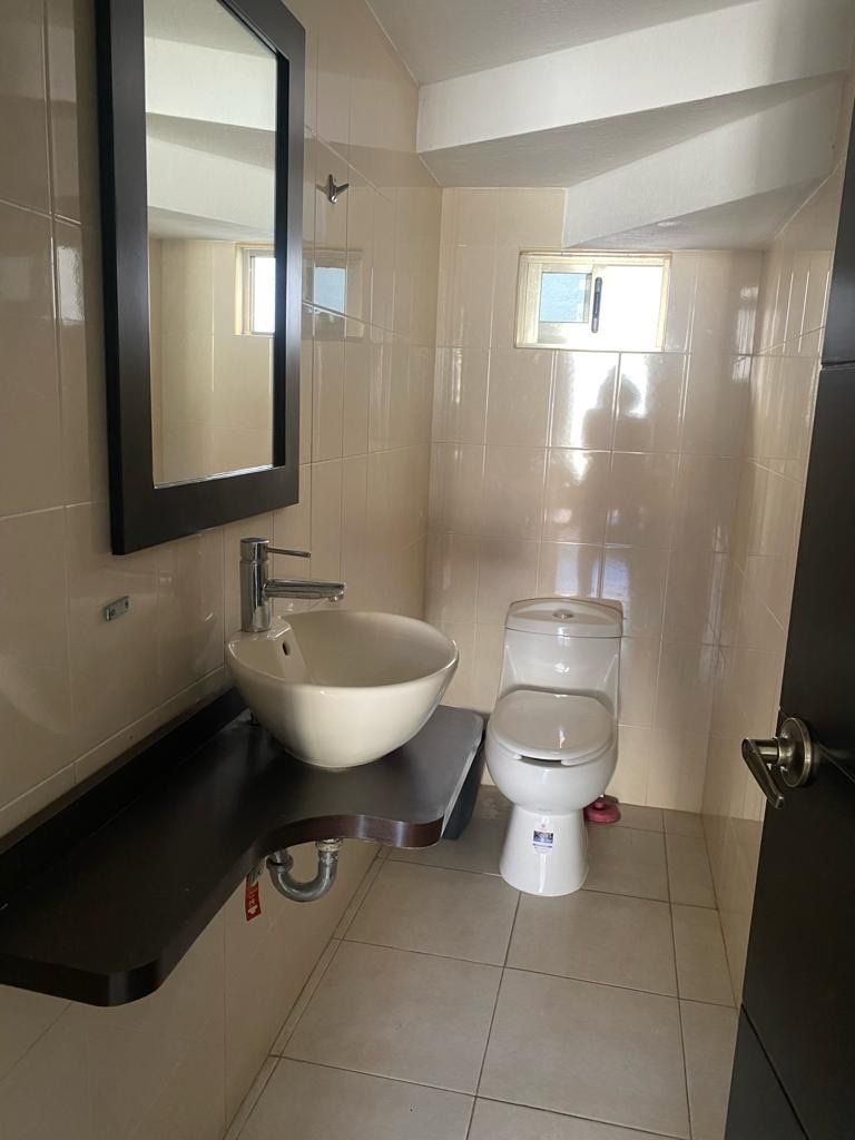 4 of 21: 1/2 baño de visitas