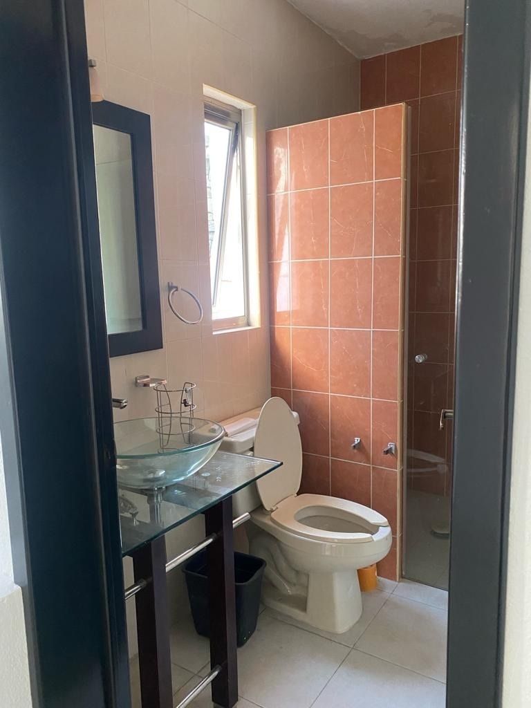 11 of 21: Baño completo que comparten 2 recamaras