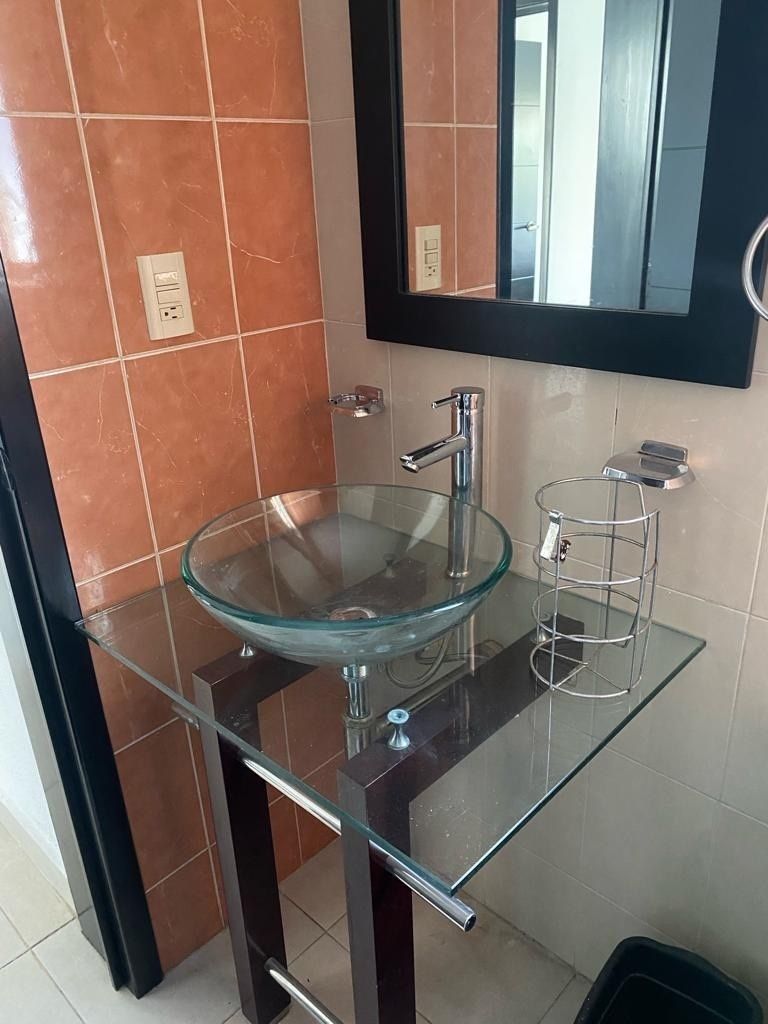 13 of 21: Lavabo del  baño completo