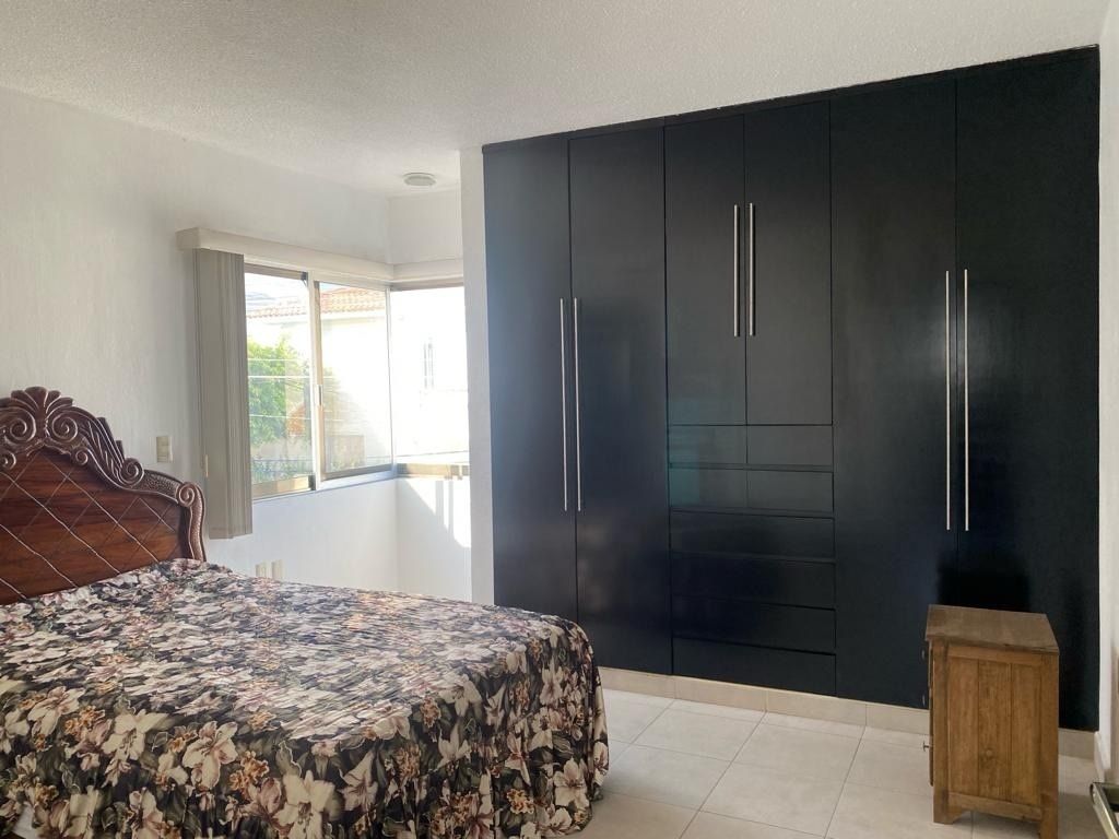 15 of 21: Recámara principal con vista  la calle