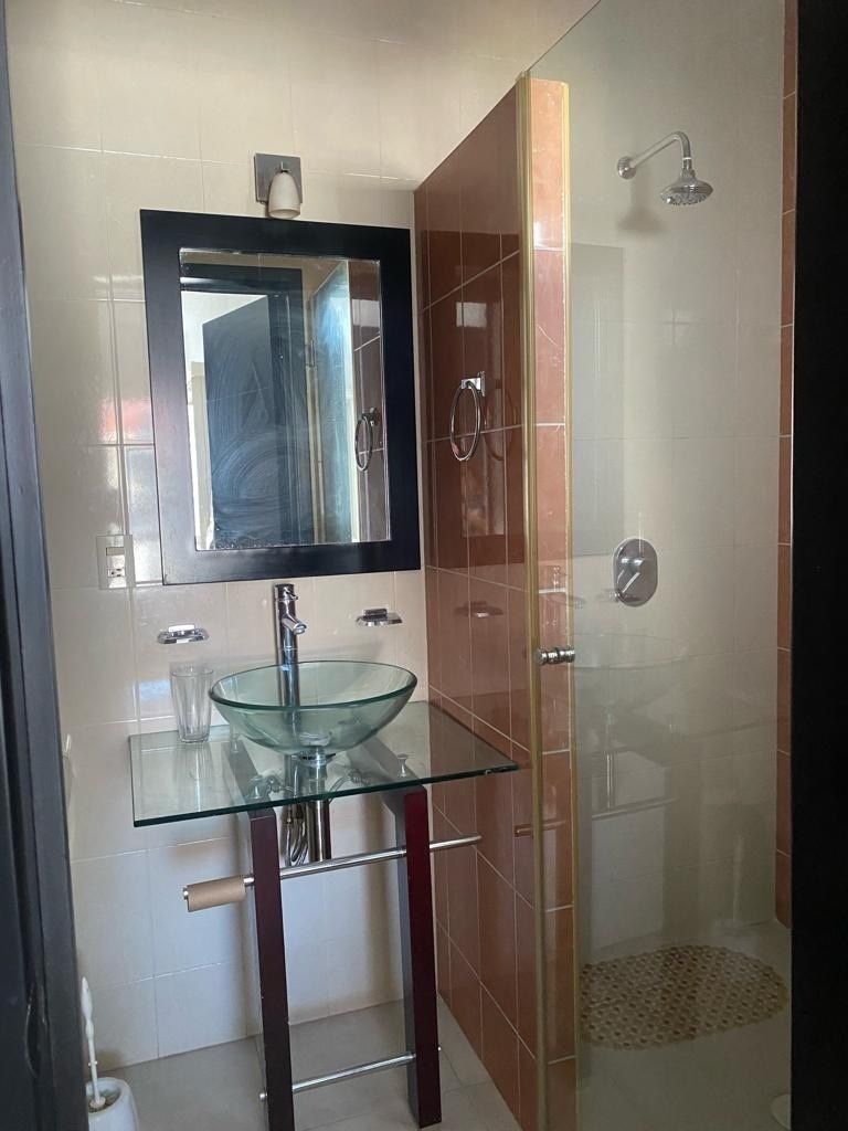 16 of 21: Baño completo en recámara principal