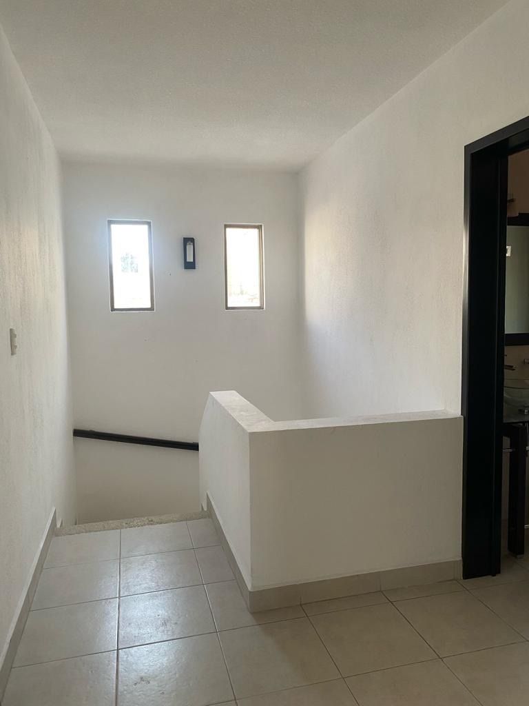 18 of 21: Escaleras de arriba hacia abajo