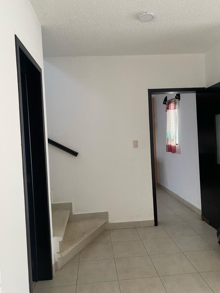 21 of 21: Entrada a cocina a un costado de escaleras  plata alta