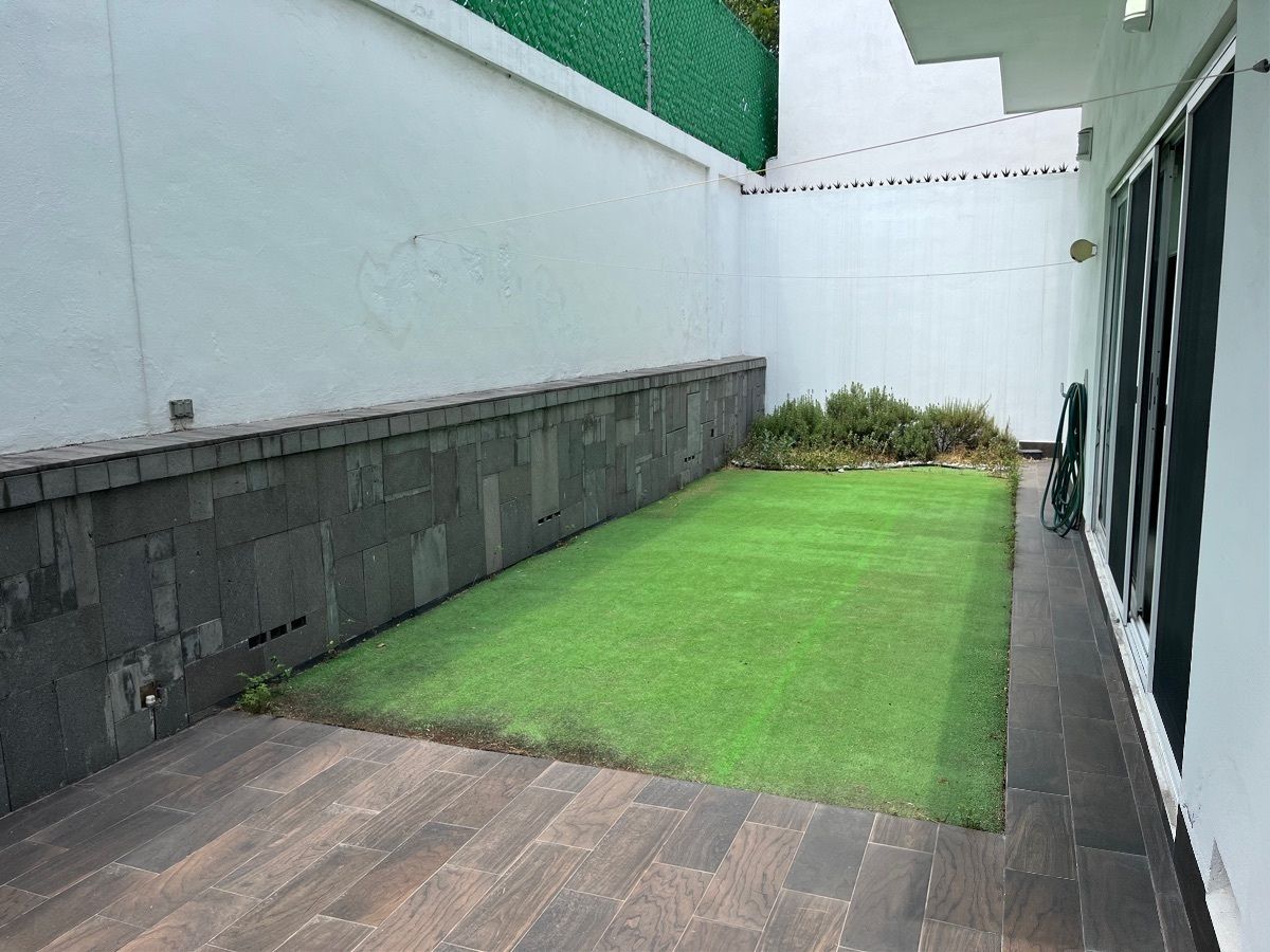 9 de 30: PATIO AL FONDO CON PLANTAS AROMATICAS