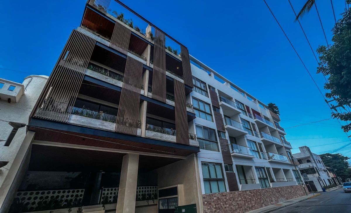 1 of 15: Fachada