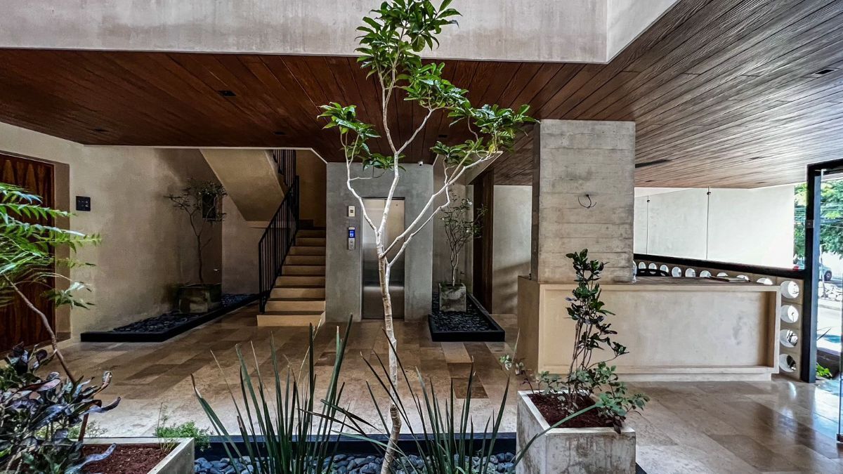 3 of 15: Lobby