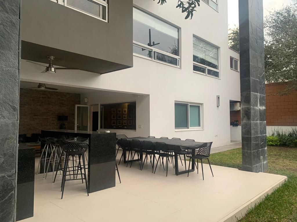 3 de 7: PATIO CON JARDIN