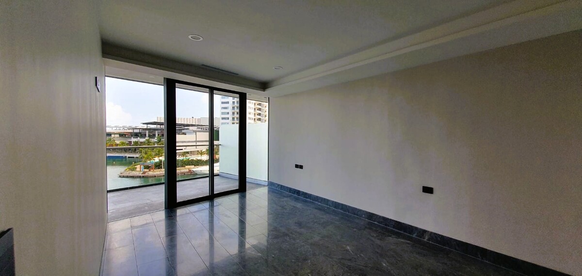 2 de 20: Sala con vista a la marina