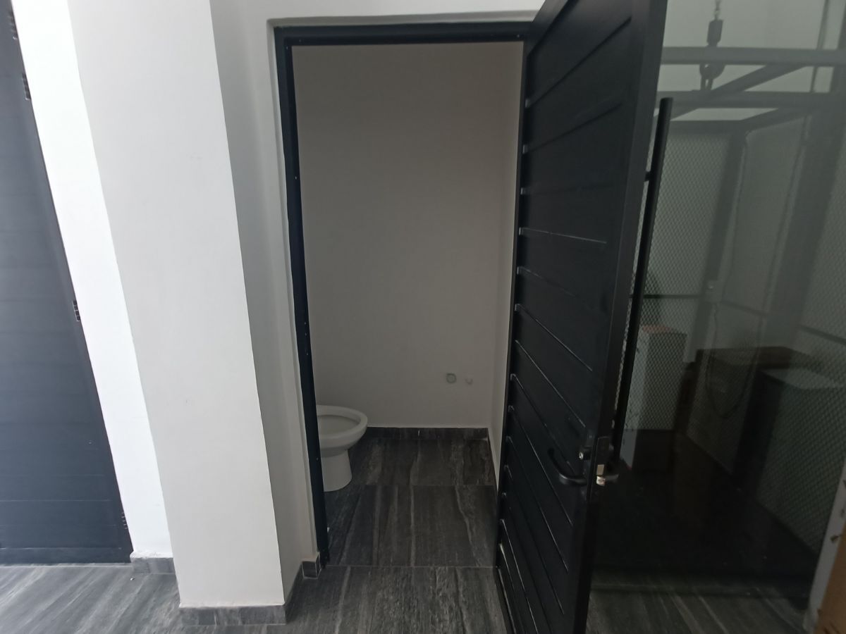 24 de 25: Baño estacionamiento