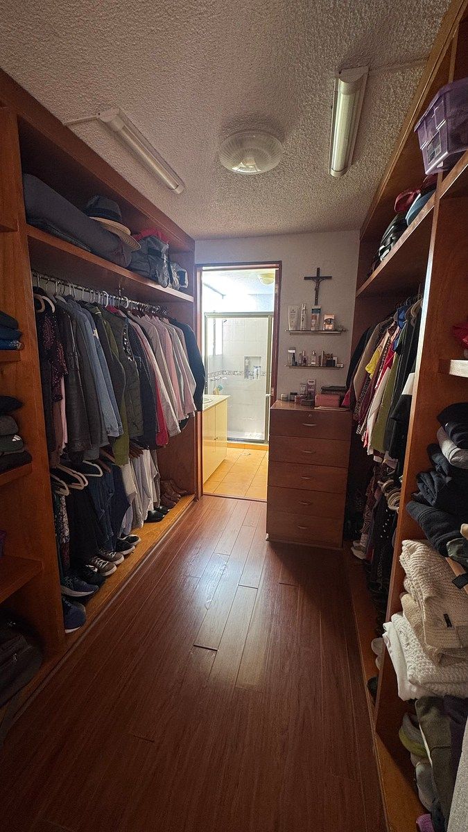 14 of 21: Vestidor 2