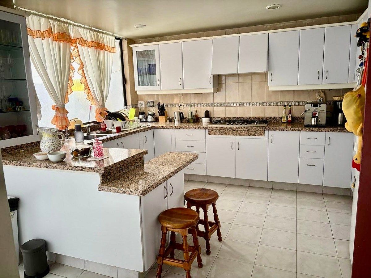 7 of 21: Cocina equipada
