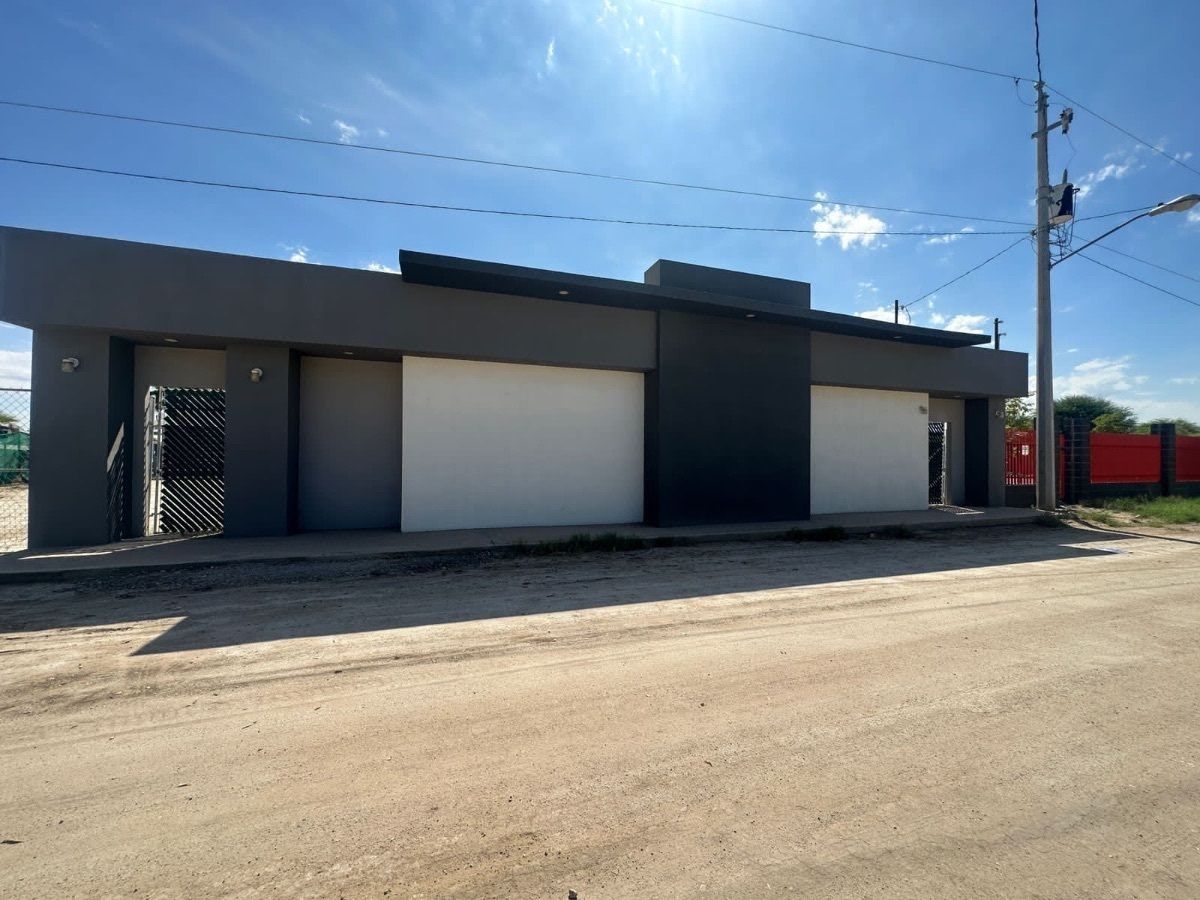 Se Vende Casa con Amplio Terreno en los Manantiales