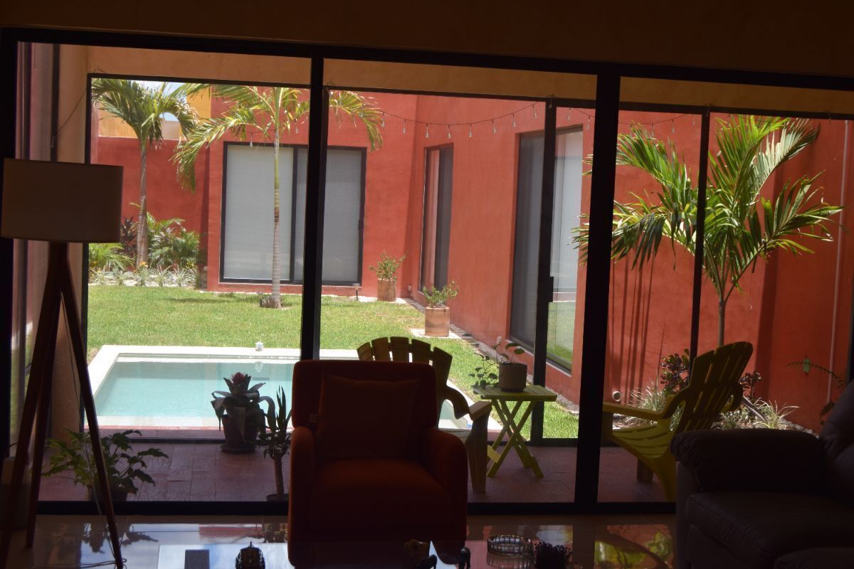 2 de 18: Sala con vista a terraza y jardin