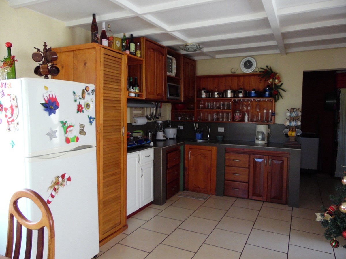5 de 12: Spacious kitchen in immaculate condition