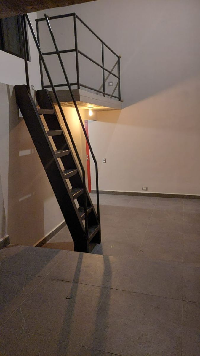 2 of 6: Escalera para Mezaninne