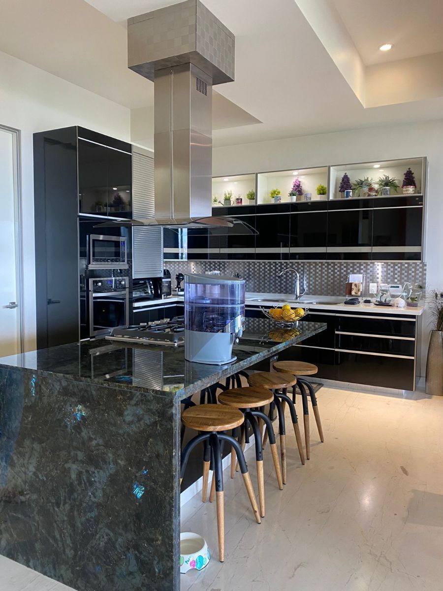 5 de 42: Cocina acabados de cuarzo en la barra