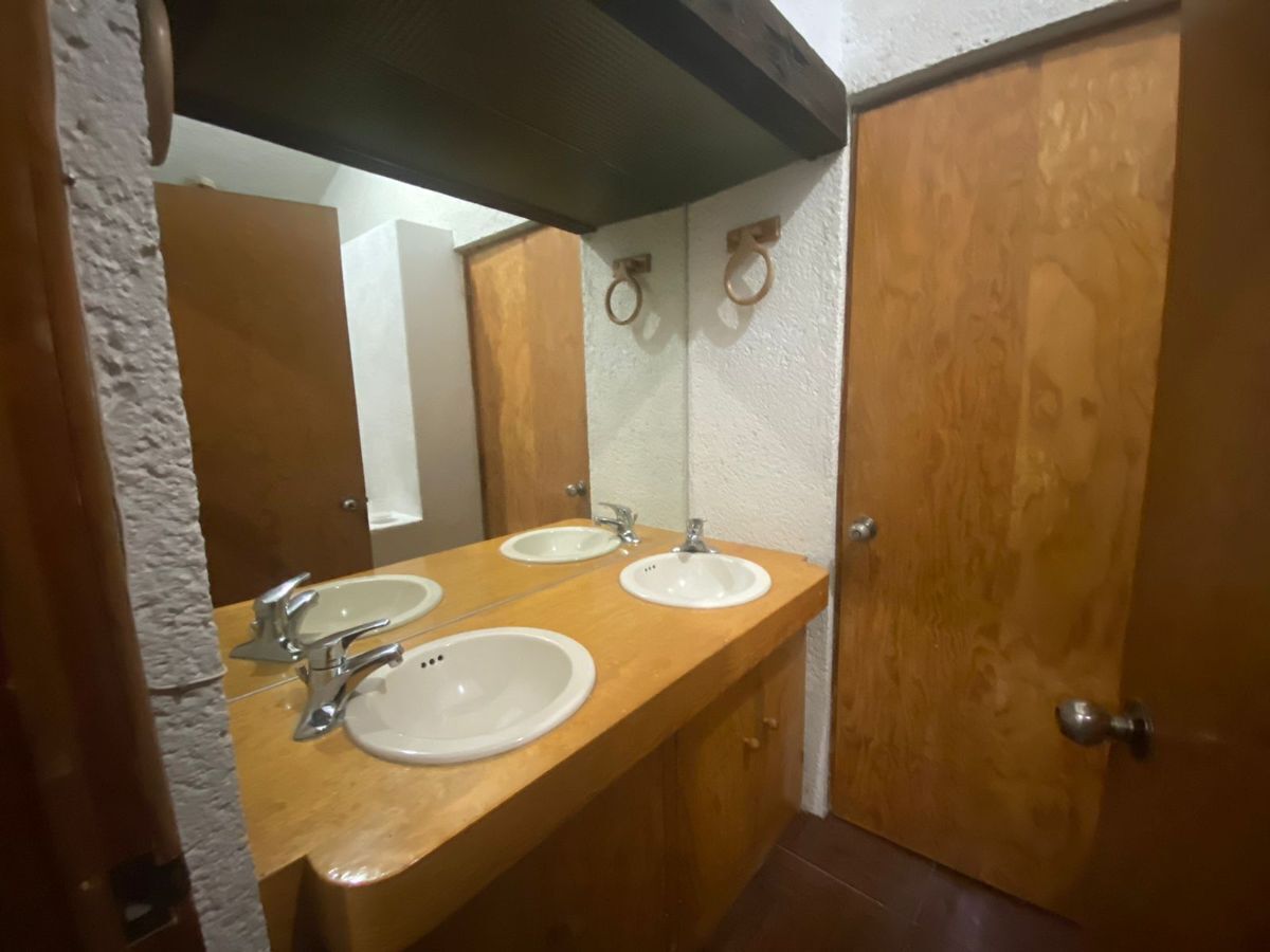 17 de 31: Baños con acabados de madera.