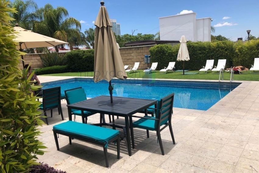 12 de 16: Alberca con área social