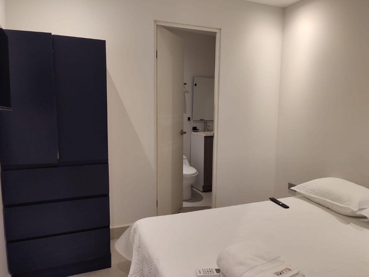5 de 11: Cama, ropería y baño completo en habitaciones.