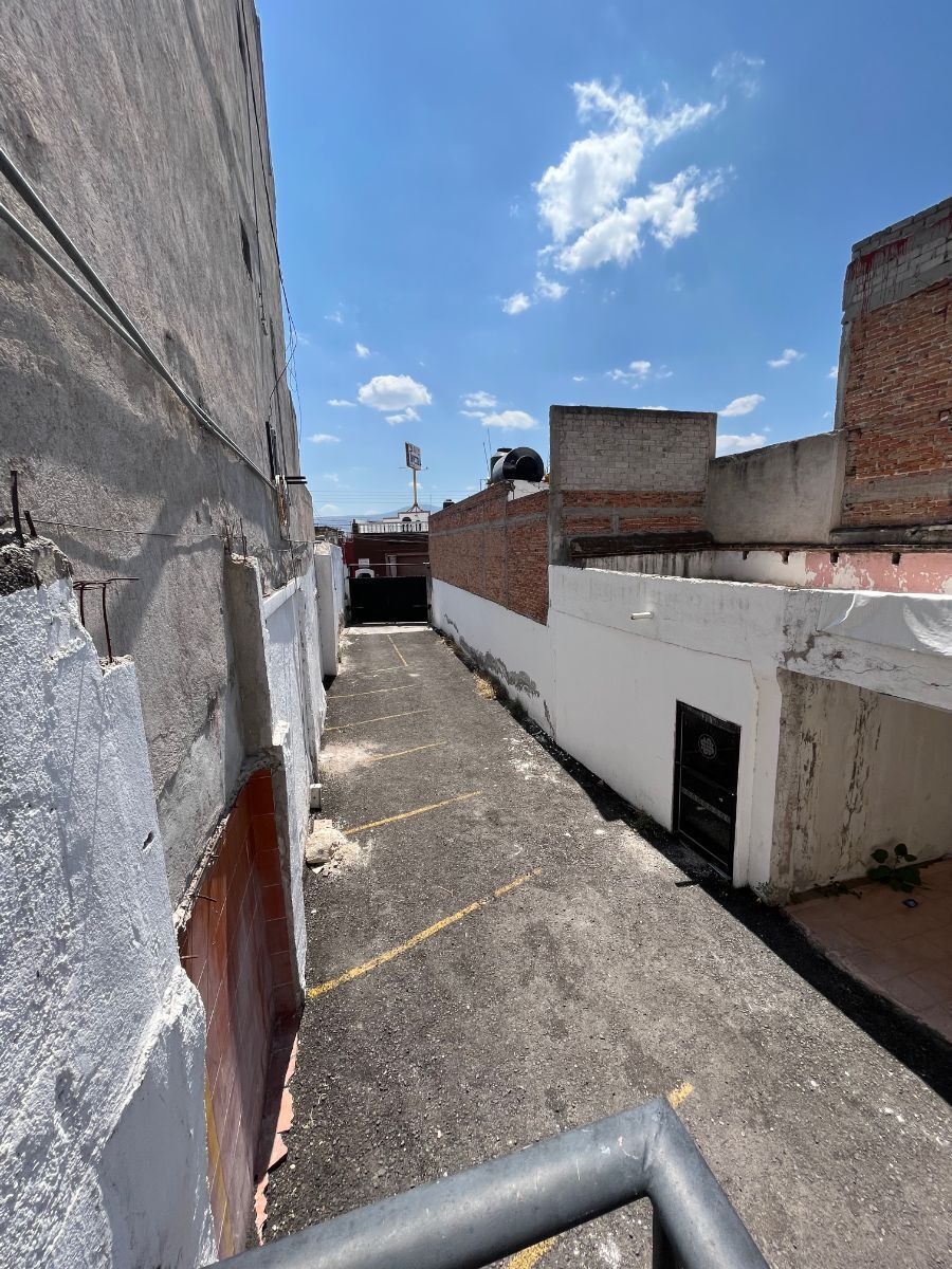 7 of 23: Estacionamiento privado
