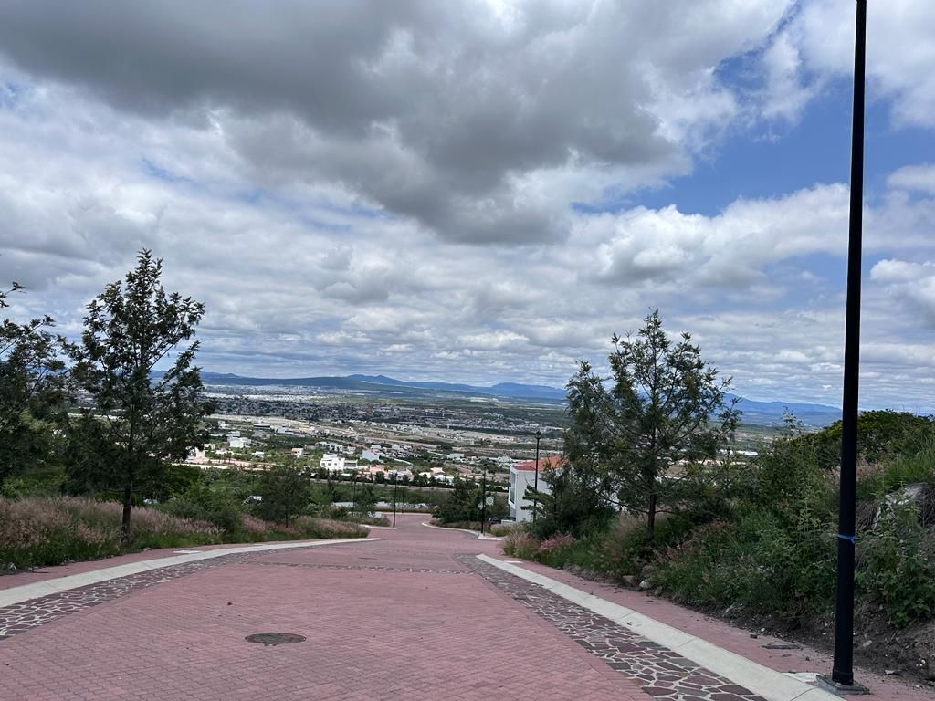4 of 10: VISTA DEL TERRENO DESDE LA PRIVADA
