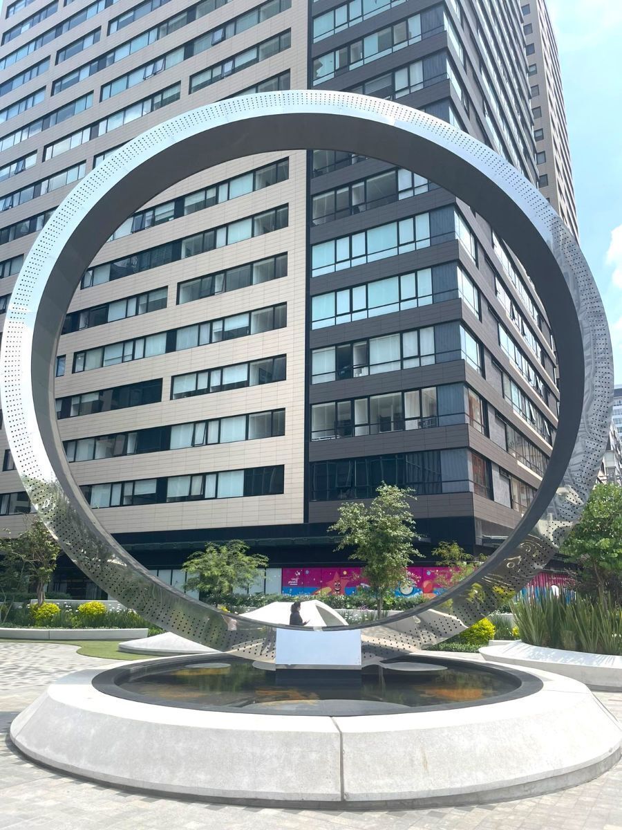 34 de 35: Torre identificada con escultura moderna "El Ojo de México"