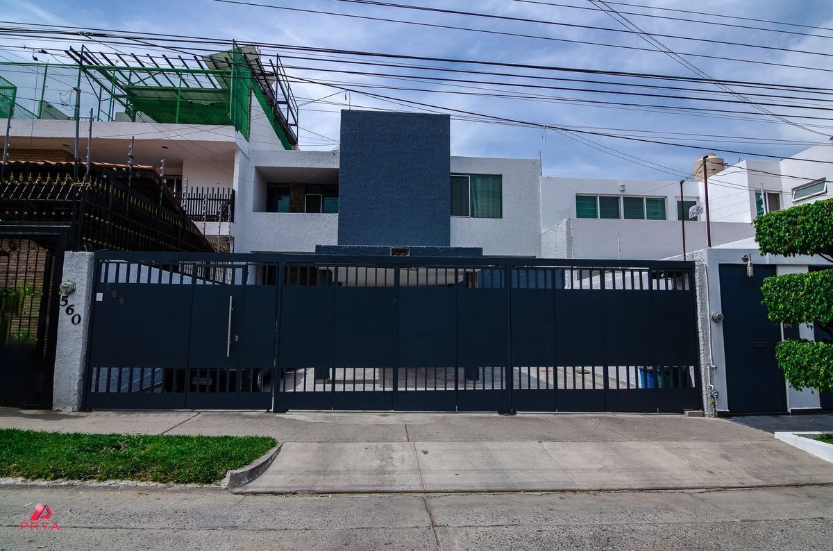 Se vende casa en Colonia Jardines de Guadalupe, Zapopan, Jalisco.