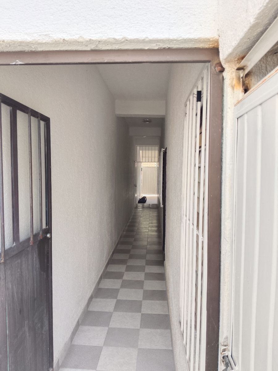 2 de 13: Pasillo de acceso