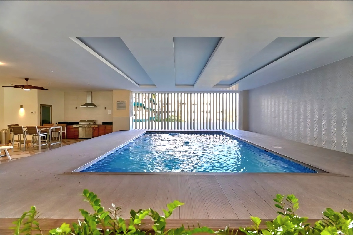 1 de 28: Amplia piscina (PORTADA)